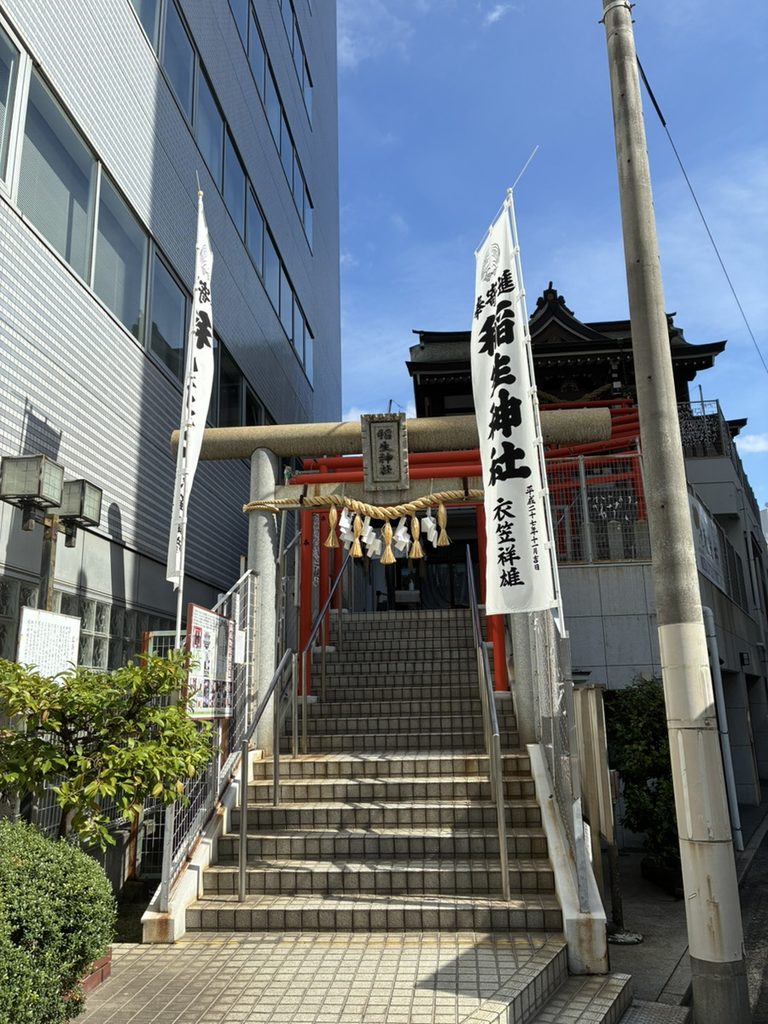 稲生神社の鳥居と参道