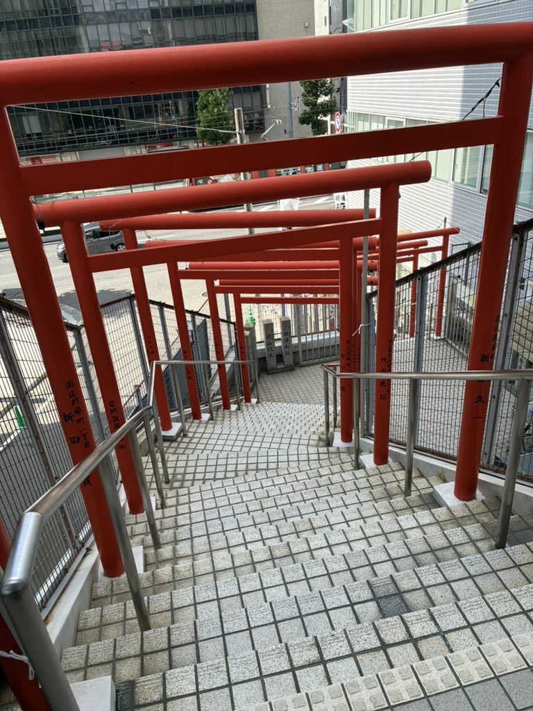 稲生神社の境内から見下ろす赤い鳥居と階段